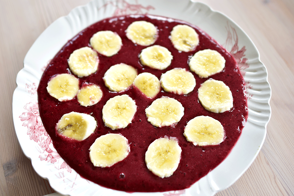 PRE-WORKOUT SMOOTHIE BOWL MED BLÅBÄR & GUARANA – RECEPT | Ida Warg